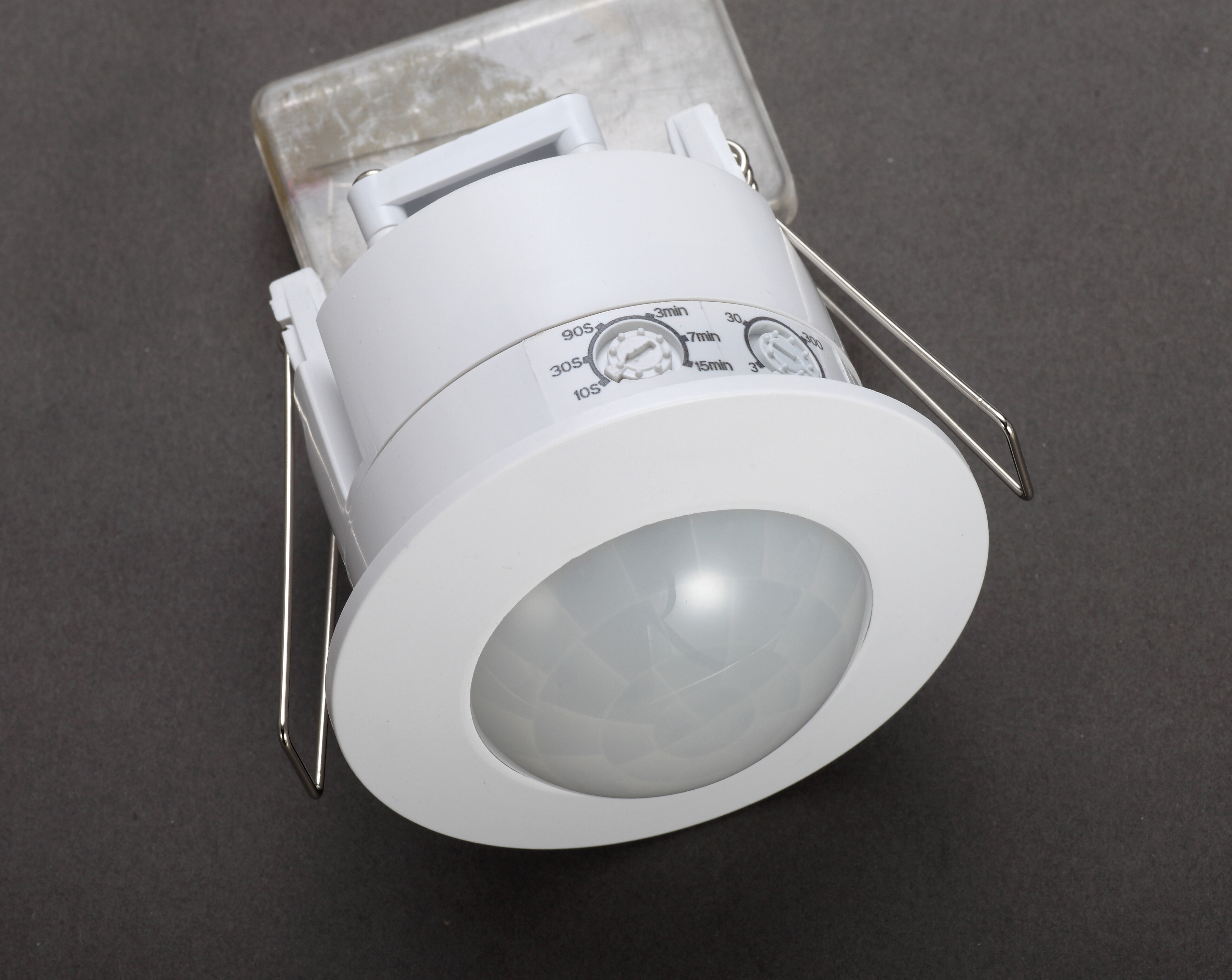 SENSOR Recessed Infared Motion WH RND 3 Wire 360D (Det Dist 6m max) (I.Height 2.2-4M) 61mm IP20 WTY 5YR